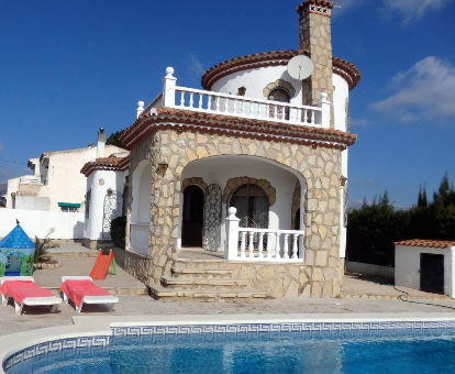 Foto de Villa Meddays Villa zaragoza, aqui se puede mirar la villa, el área de descanso y parte de la piscina.