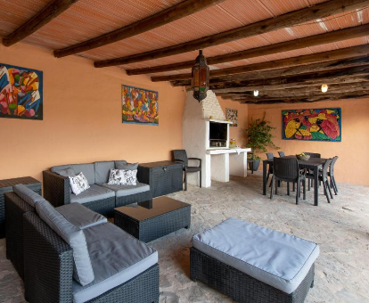 Foto de Villa Mercedes donde se observa la sala de estar, chimenea y comedor 