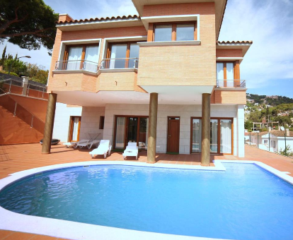 Foto de villa Paulina donde se observa su estructura, terrazas, lugar de descanso y el área de la piscina