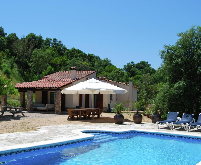 Foto de Villa Peaceful, donde se puede ver la villa, zona de descanso exterior, piscina y áreas verdes que la rodean.