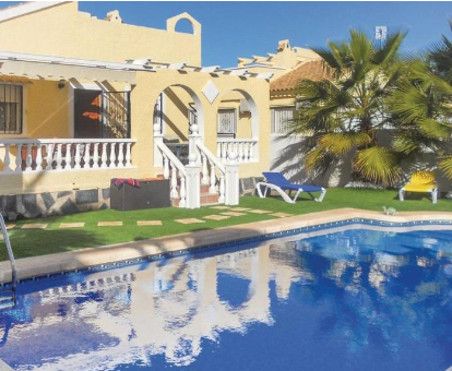 Foto de Villa preciosa en donde se observa la villa y parte de la piscina