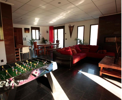 Foto de Villa Residencia la Sierra, donde se puede ver la sala de estar, comedor y mesa de juego