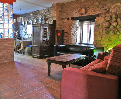 Foto de Villa el Solaz del Ambroz donde se puede ver su sala de estar y parte del comedor