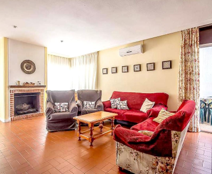 Foto de Villa Chalet Calle Quejido donde se observa su amplia y acogedora sala de estar
