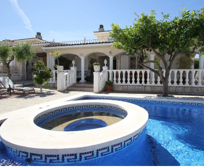 Foto de Pino Alto Villas Lemon con vista a la piscina, donde se observa la entrada al lugar