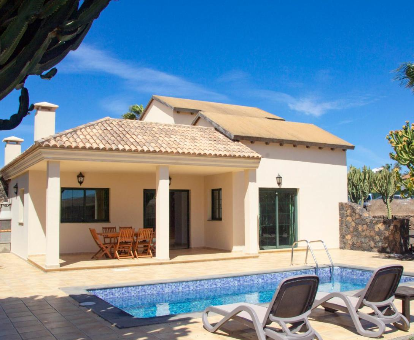 Foto de Villa Oasis Casa Vieja donde se observa su piscina