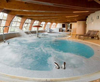 Foto de la piscina climatizada con chorros de agua y bañera de hidromasaje