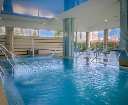 Foto de la piscina cubierta climatizada con chorros de agua