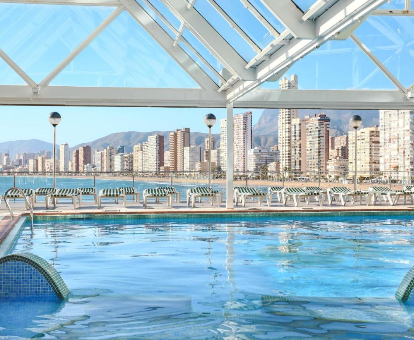 Foto de la piscina cubierta con vistas al mar