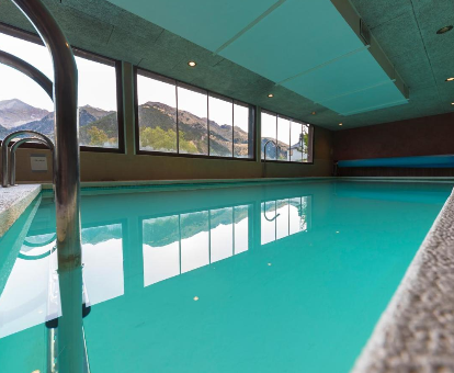 Foto de la piscina cubierta con vistas al entorno