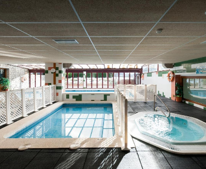 Foto de la piscina cubierta con bañera de hidromasaje