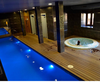 Foto de la piscina cubierta, bañera de hidromasaje y sauna