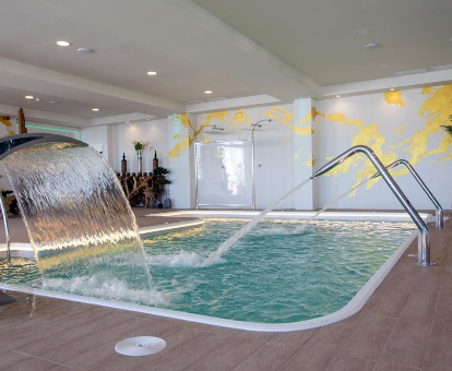 Foto de la piscina cubierta con chorros de agua del spa