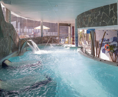 Foto de la piscina cubierta con chorros de agua y tumbonas de relajacion