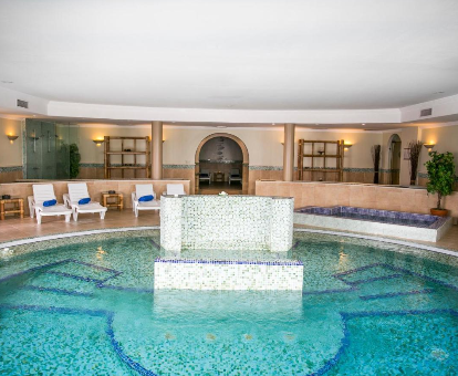 Foto de la piscina cubierta y la bañera de hidromasaje
