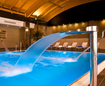 Foto de la piscina cubierta climatizada con chorros de agua y zona de relajacion