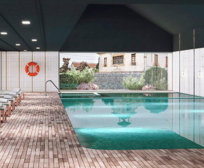 Foto de la piscina cubierta con hamacas