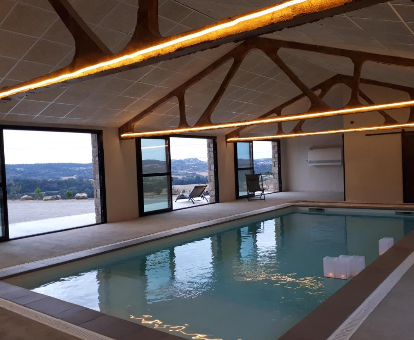 Foto de la piscina cubierta climatizada con vistas entorno