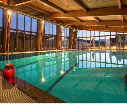 Foto de la piscina cubierta climatizada con vistas