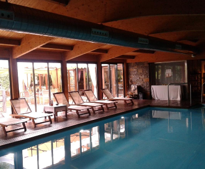 Foto de la piscina cubierta climatizada con tumbonas a su alrededor