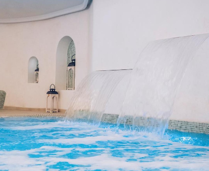 Foto de la piscina cubierta con cascadas de agua