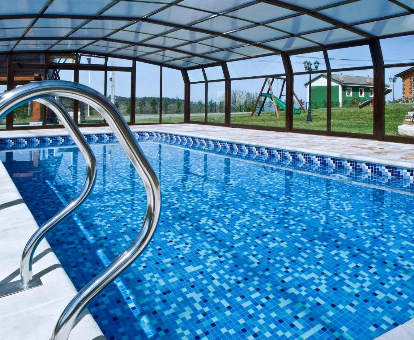 Foto de la piscina cubierta exterior
