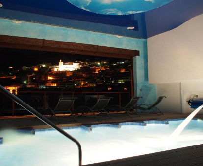 Foto de la piscina cubierta con hidromasaje