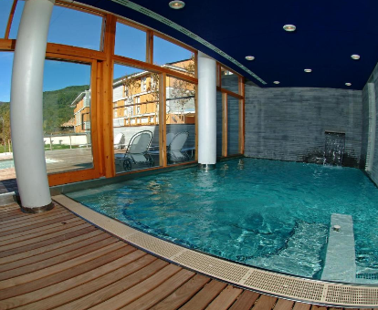 Foto de la piscina cubierta con vistas al exterior