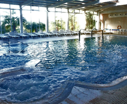 Foto de la piscina cubierta con zona de hidromasaje
