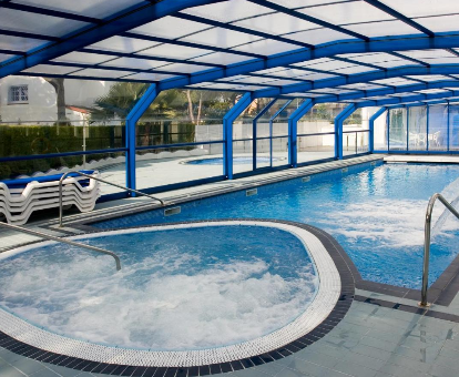 Foto de la piscina cubierta con zona de hidromasaje
