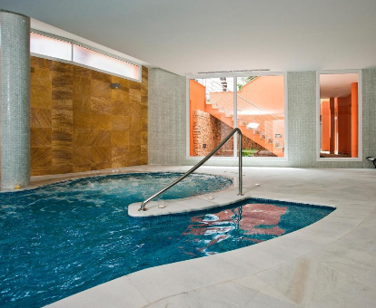 Foto de la piscina cubierta climatizada con zona de hidromasaje