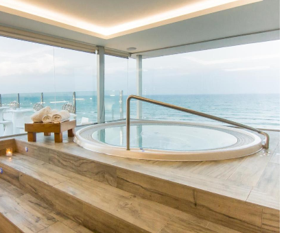 Foto de la bañera de hidromasaje del spa con vistas al mar
