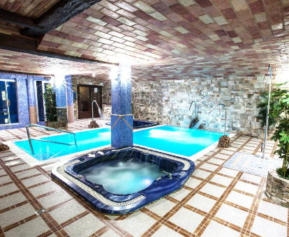 Foto de la piscina y la bañera de hidromasaje en el spa