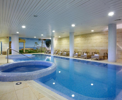 Foto de la bañera de hidromasaje y la piscina cubierta del spa