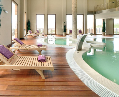 Foto de la piscina cubierta y bañera de hidromasaje