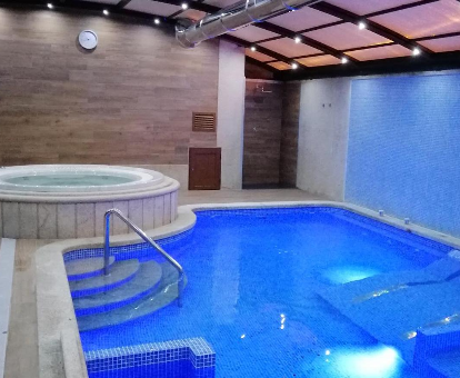 Foto de la bañera de hidromasaje y la piscina cubierta con zona de relax