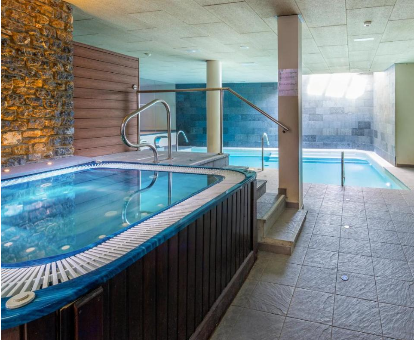 Foto de la bañera de hidromasaje y la piscina cubierta del spa
