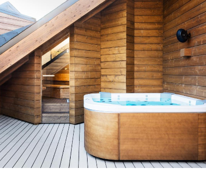 Foto de la bañera de hidromasaje y la sauna