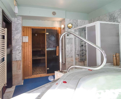 Foto de la bañera de hidromasajes y sauna en el spa