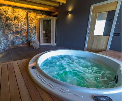 Foto de la bañera de hidromasaje y sauna del spa