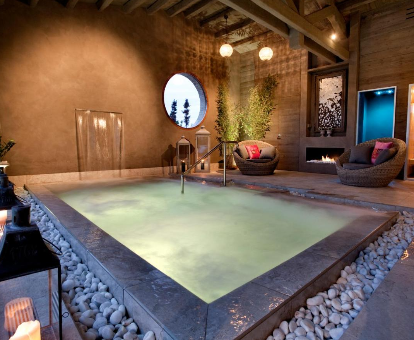 Foto de la bañera de hidromasaje y sauna del spa