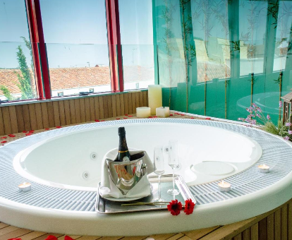 Foto de la bañera de hidromasaje con vistas en el spa