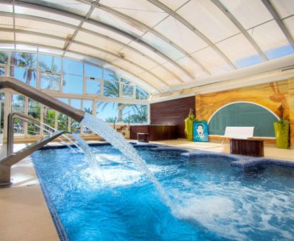 Foto de la piscina cubierta en las instalaciones de spa