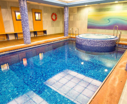 Foto de la piscina, bañera de hidromasaje y sauna del spa