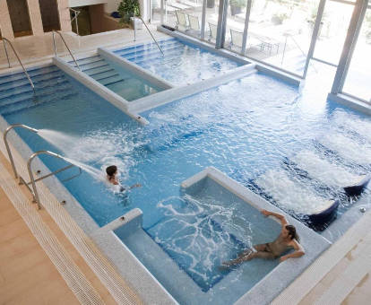 Foto de la piscina y bañeras de hidromasaje en el spa