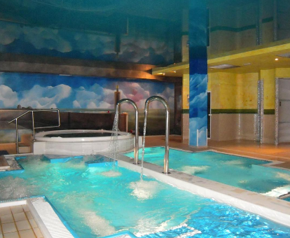 Foto de la piscina con chorros de agua, zona de relajacion y bañera de hidromasaje del spa