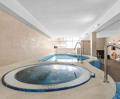 Foto de la piscina cubierta y la bañera de hidromasaje en el spa
