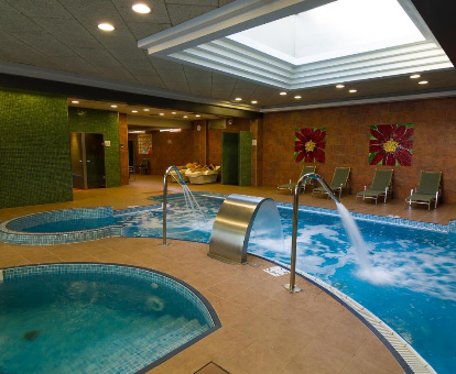 Foto de la piscina cubierta y la bañera de hidromasaje en el spa