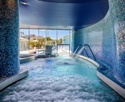 Foto de la piscina cubierta climatizada en el spa