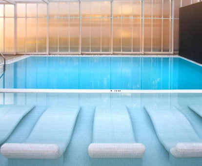Foto de la piscina cubierta y la zona de relajación en el spa